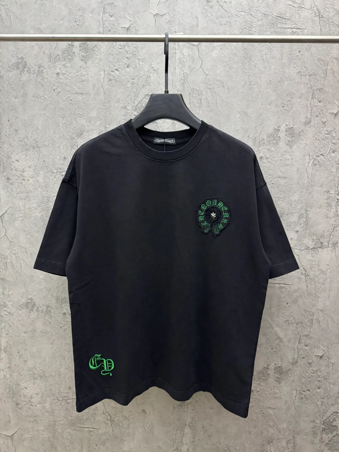 P240 top version, real shot without P, ​​different from market currency) 𝗖𝗵𝗿𝗼𝗺𝗲 𝗛𝗲𝗮𝗿𝘁𝘀/Croxin 2026 spring new original single counter American washed patch embroidered couple short sleeves 👑The highest version! Customized fabric 320 grams, washed and fried. Best-selling model at the counter. Very comfortable to wear. Accessories: Original molded and authenticated collar label➕100% silk wash label. Genuine purchase-grade original hangtag➕matching hanging rope➕3D hanging beads➕original packaging bag. Craftsmanship: The original version has consistent wiring! The highest version of the armhole matching technique! Color: Gray Black Size: S M L XL Style No.: 6602